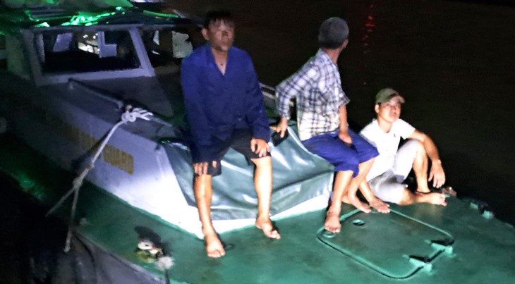 Chìm tàu trong đêm, 3 thuyền viên được Bộ đội biên phòng cứu sống - Ảnh 1.