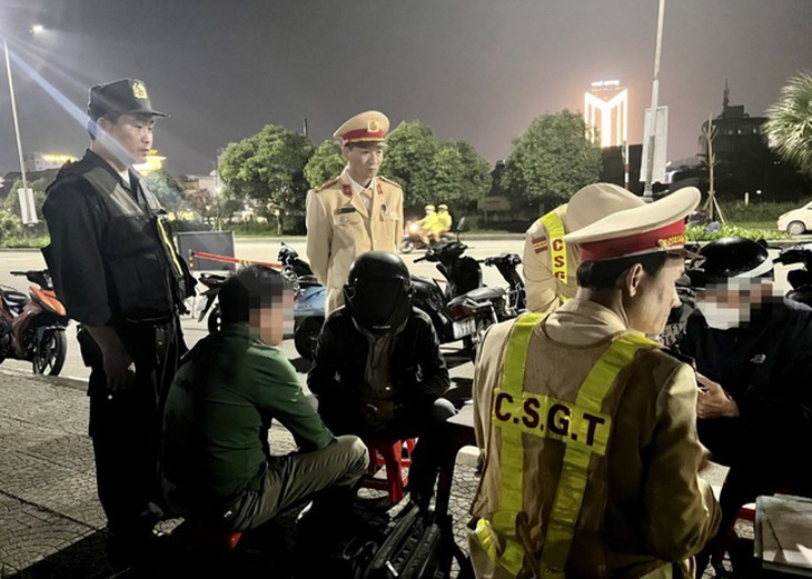 Thừa Thiên Huế: Chủ tịch huyện lái xe vi phạm nồng độ cồn nói gì? - Ảnh 1. Thừa Thiên Huế: Chủ tịch huyện lái xe vi phạm nồng độ cồn nói gì? - Ảnh 1.