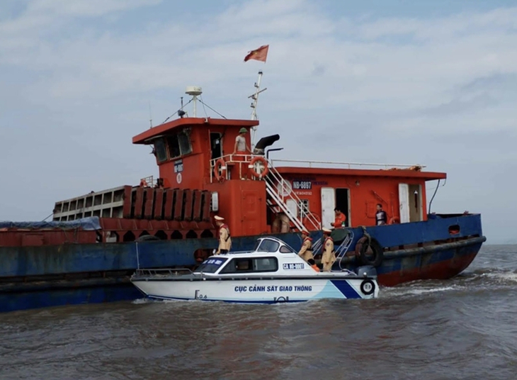 Cảnh sát đường thủy được dừng phương tiện để kiểm soát trong trường hợp nào? - Ảnh 2. Cảnh sát đường thủy được dừng phương tiện để kiểm soát trong trường hợp nào? - Ảnh 2.