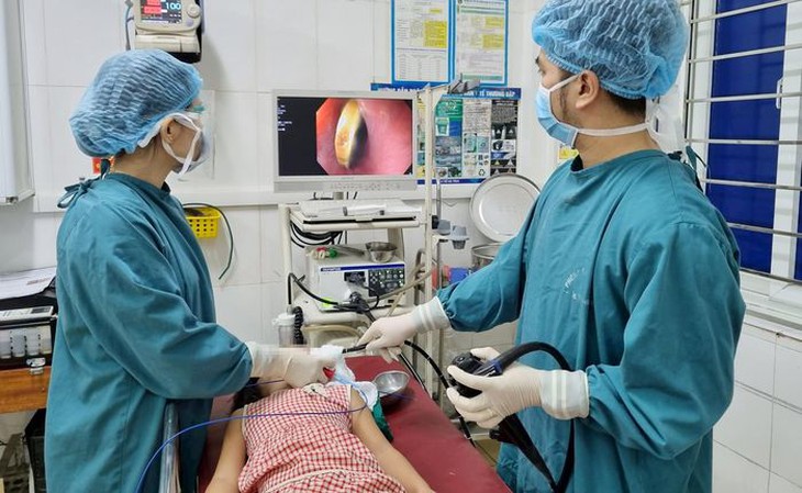 Đồng xu mắc kẹt trong thực quản của bé gái 5 tuổi - Ảnh 1. Đồng xu mắc kẹt trong thực quản của bé gái 5 tuổi - Ảnh 1.