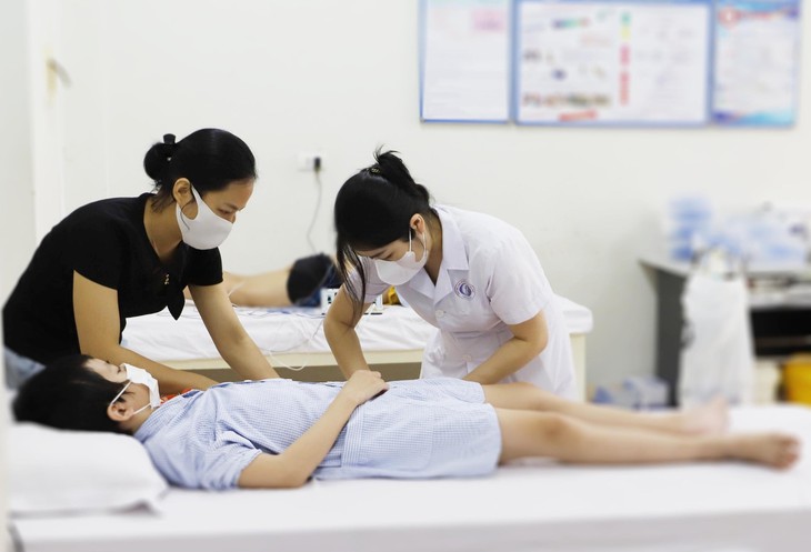 Trẻ 10 tuổi bị liệt nửa người do vỡ mạch máu não  - Ảnh 1.