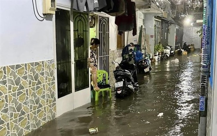 TP. HCM: Mưa lớn từ chiều đến tối, nhiều tuyến đường ngập nặng