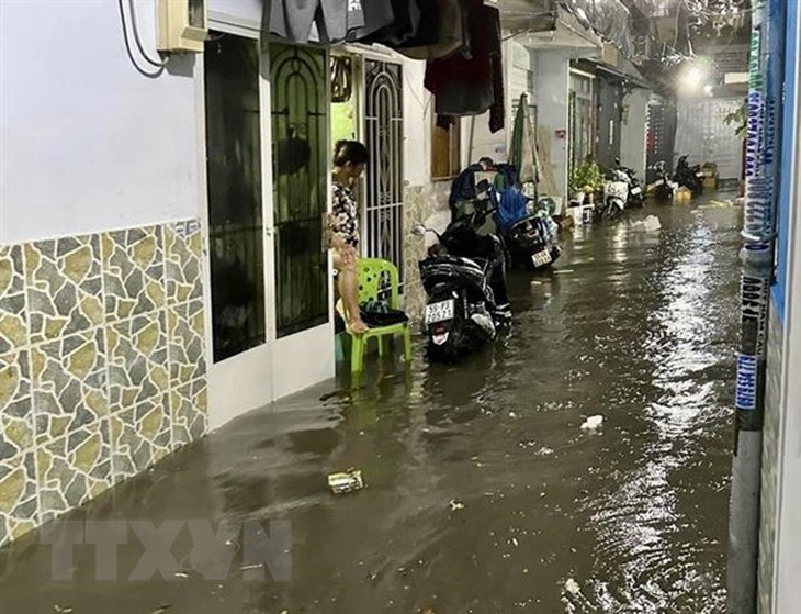 TP. HCM: Mưa lớn từ chiều đến tối, nhiều tuyến đường ngập nặng - Ảnh 1. TP. HCM: Mưa lớn từ chiều đến tối, nhiều tuyến đường ngập nặng - Ảnh 1.