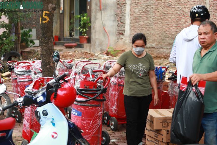 Mua thiết bị PCCC, người dân cẩn thận "test luôn cho chắc" - Ảnh 4.
