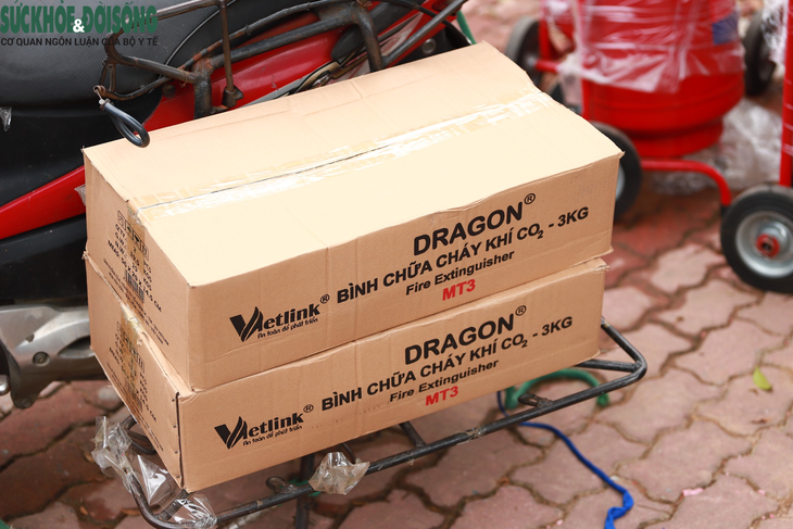 Mua thiết bị PCCC, người dân cẩn thận "test luôn cho chắc" - Ảnh 7.