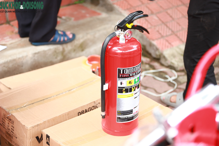 Mua thiết bị PCCC, người dân cẩn thận "test luôn cho chắc" - Ảnh 17.