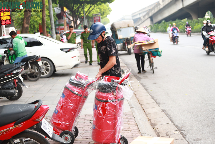 Mua thiết bị PCCC, người dân cẩn thận "test luôn cho chắc" - Ảnh 21.