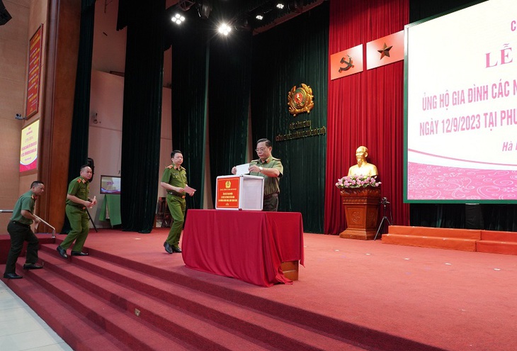 Công an Hà Nội tưởng niệm, quyên góp ủng hộ nạn nhân vụ cháy chung cư mini - Ảnh 2.