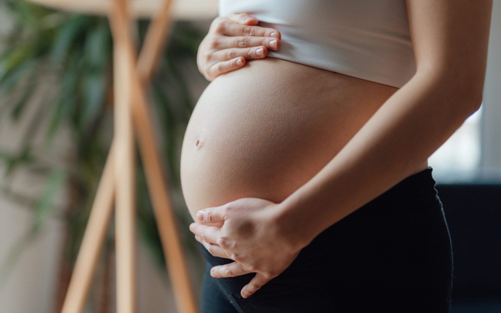 Phụ nữ lớn tuổi sinh con "cho vui nhà" dễ gặp nhiều rủi ro đáng tiếc