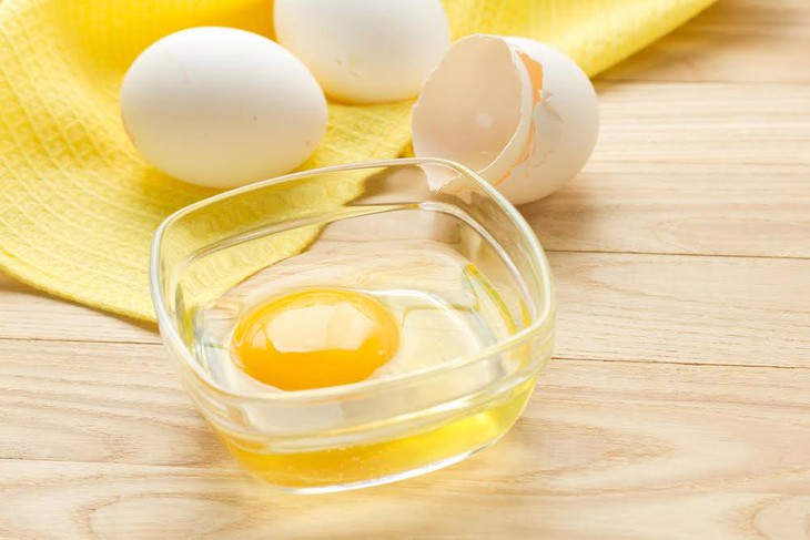 7 mặt nạ lòng trắng trứng tự làm cho da sáng mịn - Ảnh 1.