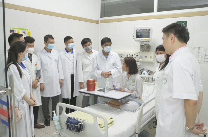 Tuổi trẻ ngành y tế tặng quà, động viên nữ bác sĩ đang điều trị hồi sức do cháy chung cư mini - Ảnh 1. Tuổi trẻ ngành y tế tặng quà, động viên nữ bác sĩ đang điều trị hồi sức do cháy chung cư mini - Ảnh 1.