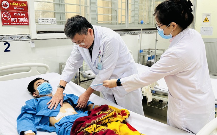 Lạm dụng thuốc giảm đau, nam thanh niên bị thủng dạ dày