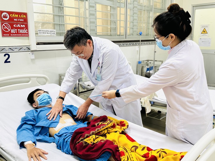 Nam thanh niên thủng dạ dày do lạm dụng thuốc giảm đau - Ảnh 1.