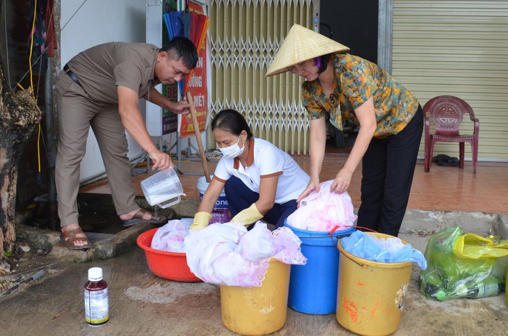Người dân thờ ơ, dịch sốt xuất huyết có nguy cơ bùng phát ở Nghệ An - Ảnh 3. Người dân thờ ơ, dịch sốt xuất huyết có nguy cơ bùng phát ở Nghệ An - Ảnh 3.