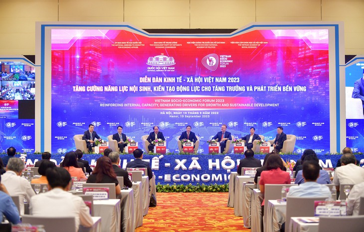 Nhiều chính sách ban hành kịp thời hỗ trợ người dân khắc phục hậu quả đại dịch COVID-19 - Ảnh 1.