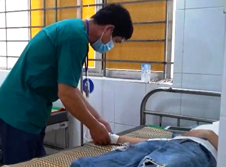 Chính quyền đến bệnh viện thăm du khách bị ngộ độc sau khi ăn bánh mỳ Phượng - Ảnh 2. Chính quyền đến bệnh viện thăm du khách bị ngộ độc sau khi ăn bánh mỳ Phượng - Ảnh 2.