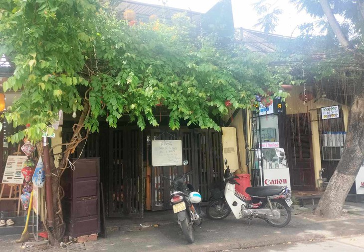 Chính quyền đến bệnh viện thăm du khách bị ngộ độc sau khi ăn bánh mỳ Phượng - Ảnh 1. Chính quyền đến bệnh viện thăm du khách bị ngộ độc sau khi ăn bánh mỳ Phượng - Ảnh 1.