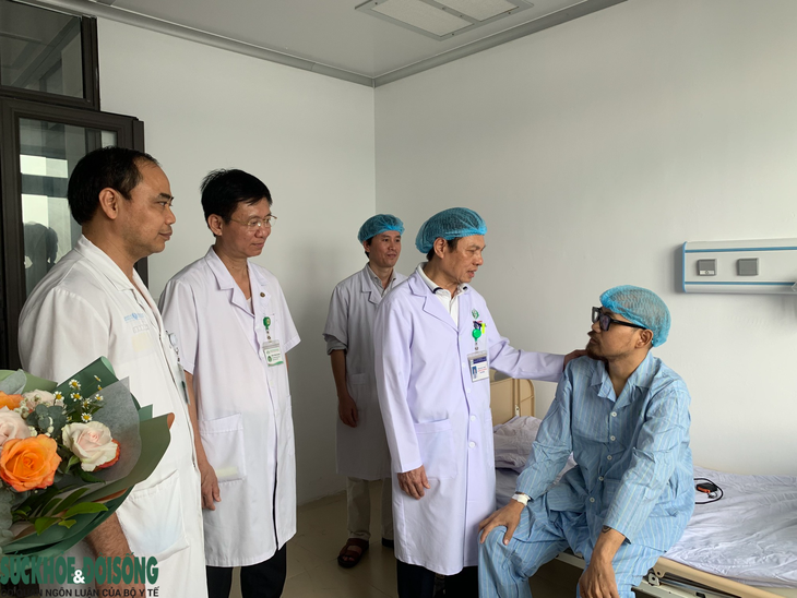 2 bệnh nhân được ghép thận từ người cho chết não ở Nghệ An xuất viện - Ảnh 1. 2 bệnh nhân được ghép thận từ người cho chết não ở Nghệ An xuất viện - Ảnh 1.