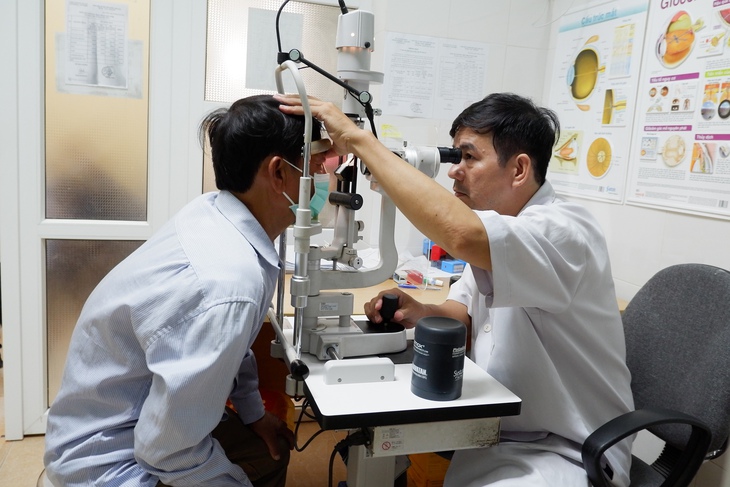 Ghi nhận hơn 40.000 ca đau mắt đỏ, nhiều trường học vận động giáo viên ôn tập online cho học sinh - Ảnh 1.