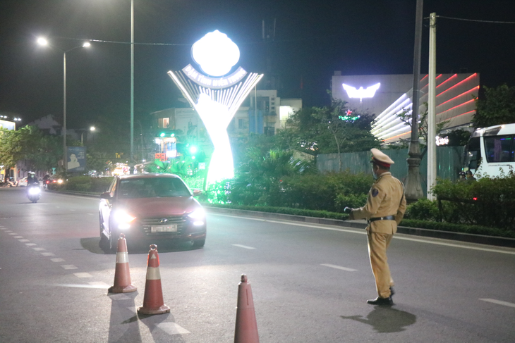 Thừa Thiên Huế: Một tài xế lái xe biển xanh vi phạm nồng độ cồn - Ảnh 1.