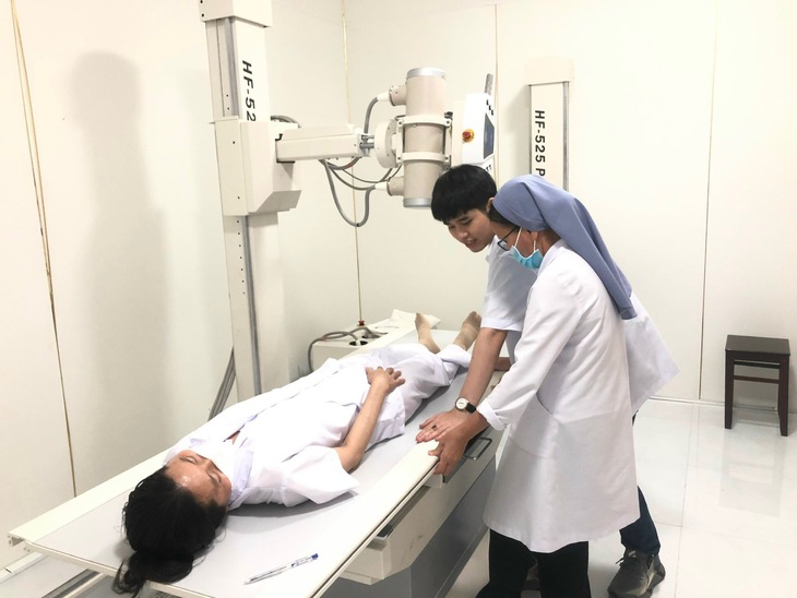 Phòng khám từ thiện 30 năm khám bệnh miễn phí cho người dân nghèo - Ảnh 2.