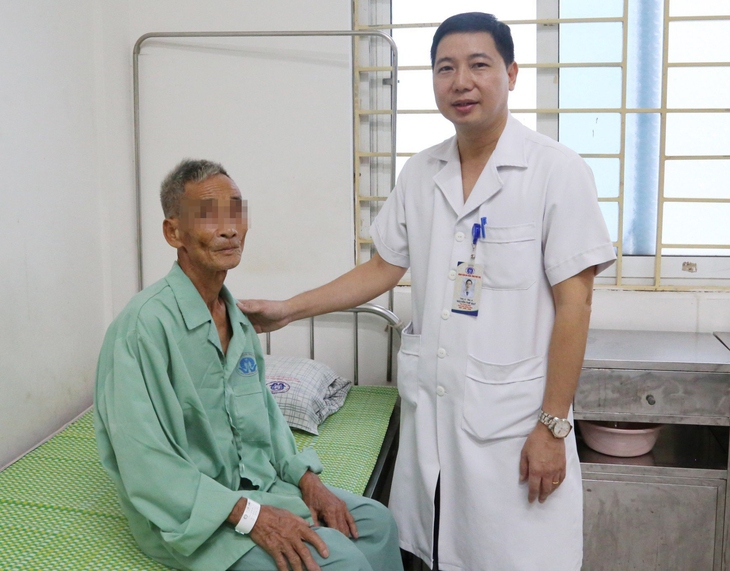 Bị khàn tiếng suốt 2 tháng, đi khám bất ngờ phát hiện ung thư thanh quản - Ảnh 2. Bị khàn tiếng suốt 2 tháng, đi khám bất ngờ phát hiện ung thư thanh quản - Ảnh 2.