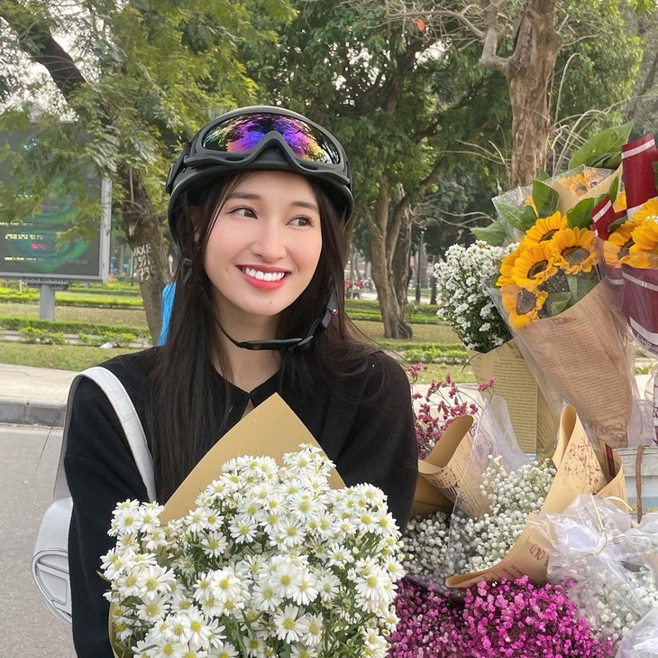 Thùy Tiên, Tiểu Vy 'bắt trend' chụp ảnh mùa thu Hà Nội, nhan sắc đời thường khiến fan ngỡ ngàng - Ảnh 8. Thùy Tiên, Tiểu Vy 'bắt trend' chụp ảnh mùa thu Hà Nội, nhan sắc đời thường khiến fan ngỡ ngàng - Ảnh 8.