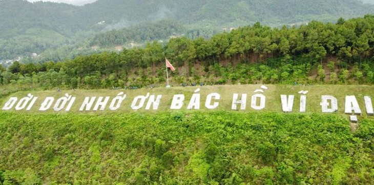 Chuyện về dòng chữ "Đời đời nhớ ơn Bác Hồ vĩ đại" trên núi Thiên Nhẫn - Ảnh 2. Chuyện về dòng chữ "Đời đời nhớ ơn Bác Hồ vĩ đại" trên núi Thiên Nhẫn - Ảnh 2.