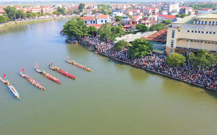 Dòng người nườm nượp về quê Đại tướng Võ Nguyên Giáp xem đua thuyền ngày Tết Độc lập