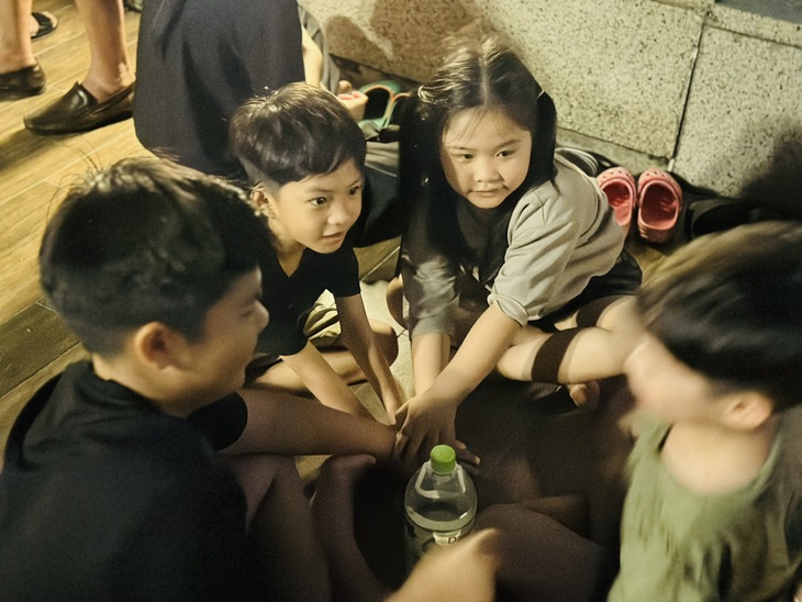 Người dân TPHCM hào hứng ngắm pháo hoa mừng lễ Quốc khánh - Ảnh 6.