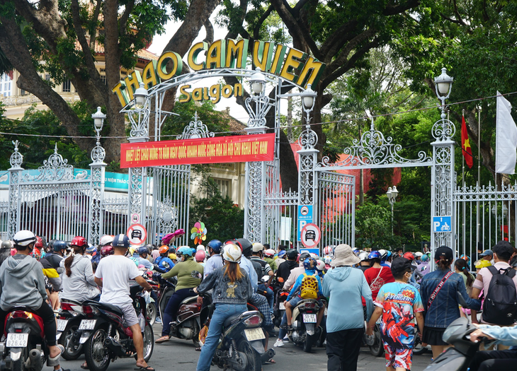 Lễ 2/9, hàng dài người xếp hàng vào Dinh Độc Lập, Thảo Cầm Viên và các khu du lịch ở TPHCM  - Ảnh 3.