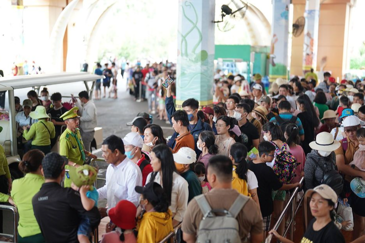 Lễ 2/9, hàng dài người xếp hàng vào Dinh Độc Lập, Thảo Cầm Viên và các khu du lịch ở TPHCM  - Ảnh 4.