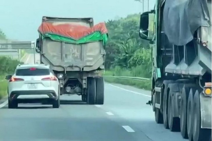 Khởi tố 2 tài xế xe ben chèn ép ôtô con trên cao tốc Nội Bài-Lào Cai - Ảnh 1. Khởi tố 2 tài xế xe ben chèn ép ôtô con trên cao tốc Nội Bài-Lào Cai - Ảnh 1.