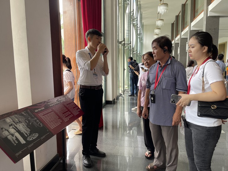 Lễ 2/9, hàng dài người xếp hàng vào Dinh Độc Lập, Thảo Cầm Viên và các khu du lịch ở TPHCM  - Ảnh 2.