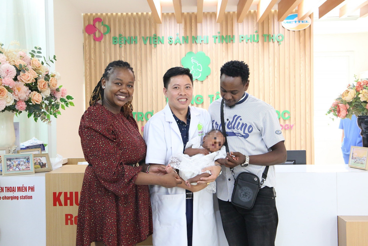 Hành trình 'tìm con' đầy gian nan và 'quả ngọt' đến với đôi vợ chồng người Kenya dạy học ở Việt Nam- Ảnh 1. Hành trình 'tìm con' đầy gian nan và 'quả ngọt' đến với đôi vợ chồng người Kenya dạy học ở Việt Nam- Ảnh 1.