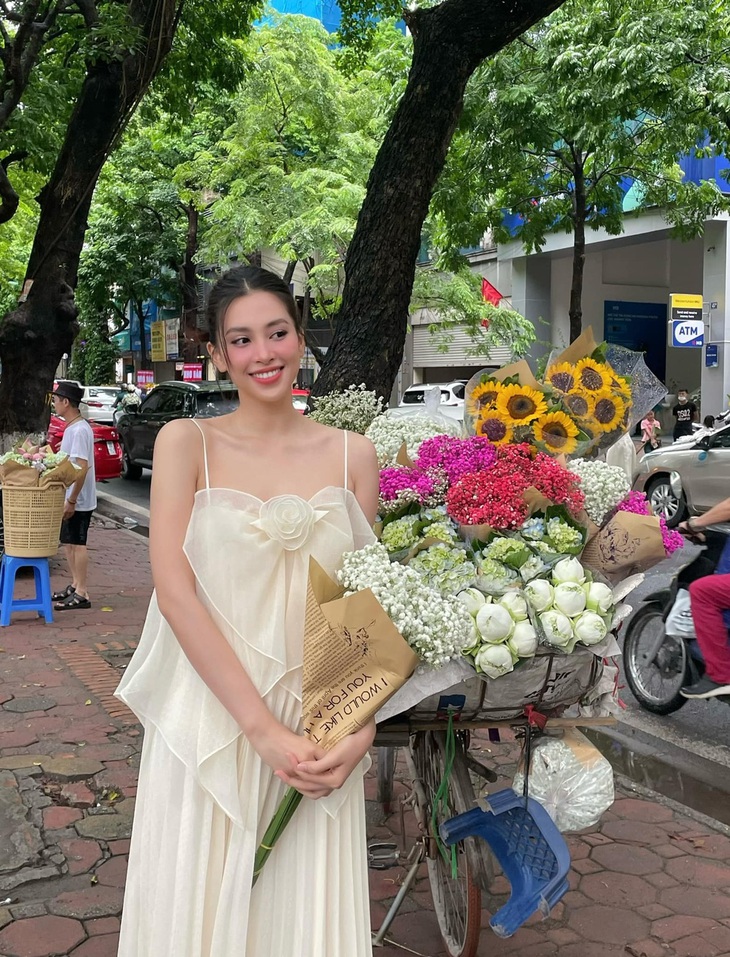 Thùy Tiên, Tiểu Vy 'bắt trend' chụp ảnh mùa thu Hà Nội, nhan sắc đời thường khiến fan ngỡ ngàng - Ảnh 2. Thùy Tiên, Tiểu Vy 'bắt trend' chụp ảnh mùa thu Hà Nội, nhan sắc đời thường khiến fan ngỡ ngàng - Ảnh 2.