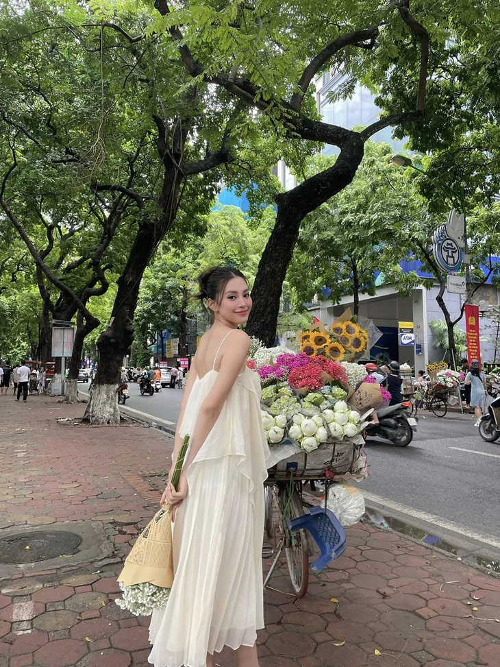 Thùy Tiên, Tiểu Vy 'bắt trend' chụp ảnh mùa thu Hà Nội, nhan sắc đời thường khiến fan ngỡ ngàng - Ảnh 3. Thùy Tiên, Tiểu Vy 'bắt trend' chụp ảnh mùa thu Hà Nội, nhan sắc đời thường khiến fan ngỡ ngàng - Ảnh 3.