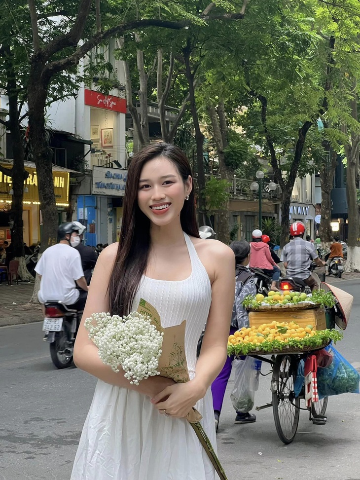 Thùy Tiên, Tiểu Vy 'bắt trend' chụp ảnh mùa thu Hà Nội, nhan sắc đời thường khiến fan ngỡ ngàng - Ảnh 6. Thùy Tiên, Tiểu Vy 'bắt trend' chụp ảnh mùa thu Hà Nội, nhan sắc đời thường khiến fan ngỡ ngàng - Ảnh 6.