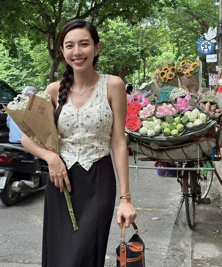 Thùy Tiên, Tiểu Vy 'bắt trend' chụp ảnh mùa thu Hà Nội, nhan sắc đời thường khiến fan ngỡ ngàng - Ảnh 4. Thùy Tiên, Tiểu Vy 'bắt trend' chụp ảnh mùa thu Hà Nội, nhan sắc đời thường khiến fan ngỡ ngàng - Ảnh 4.