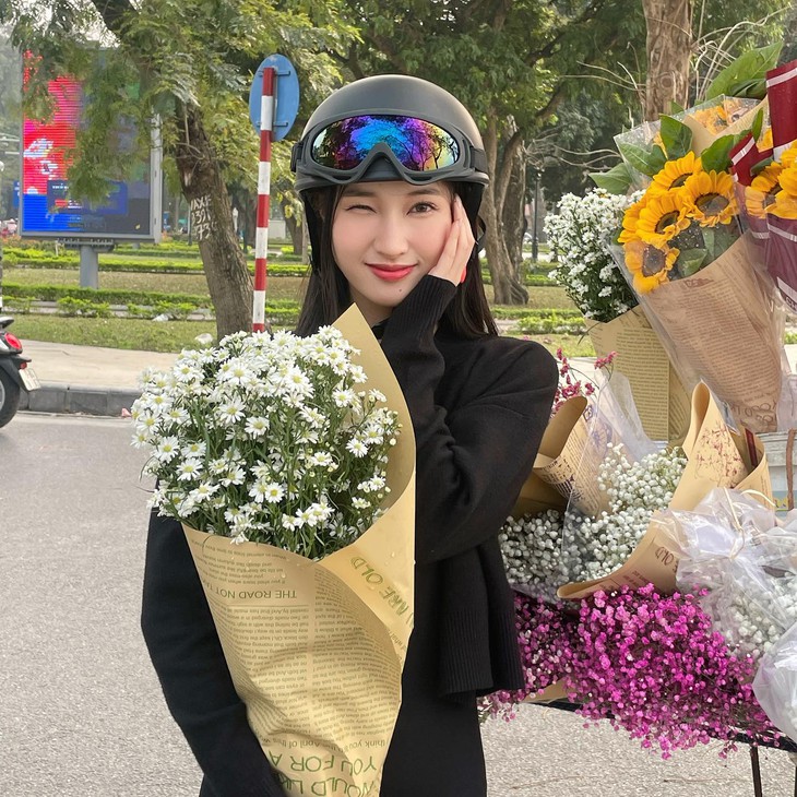 Thùy Tiên, Tiểu Vy 'bắt trend' chụp ảnh mùa thu Hà Nội, nhan sắc đời thường khiến fan ngỡ ngàng - Ảnh 9. Thùy Tiên, Tiểu Vy 'bắt trend' chụp ảnh mùa thu Hà Nội, nhan sắc đời thường khiến fan ngỡ ngàng - Ảnh 9.