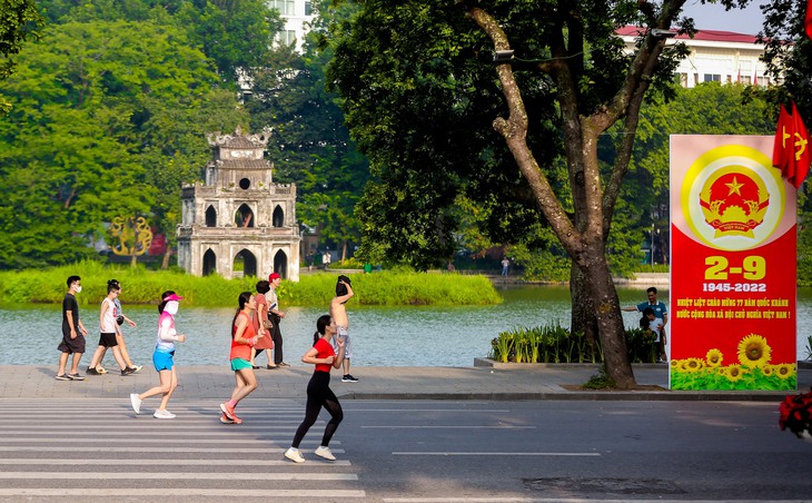 Thời tiết hôm nay 3/9: Bắc Bộ ngày nắng hanh, đêm mưa rào rải rác do bão Saola tiến gần - Ảnh 1.