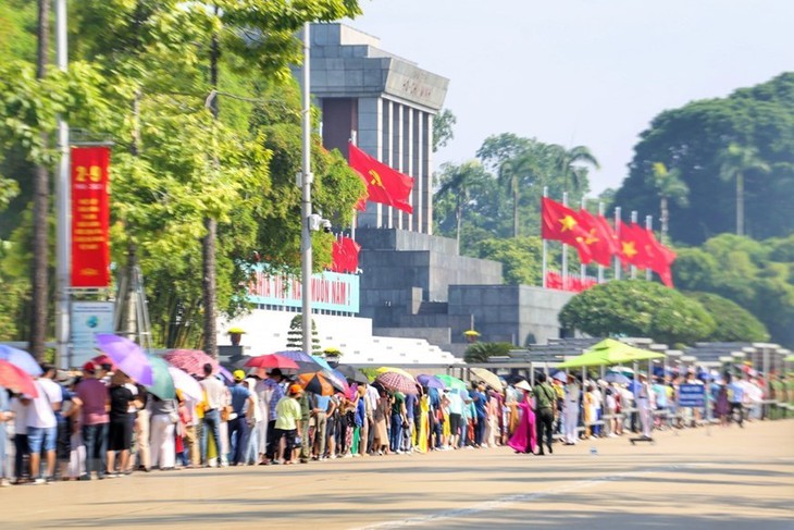 Người dân xếp hàng dài vào Lăng viếng Bác Hồ sáng 2/9 - Ảnh 4.