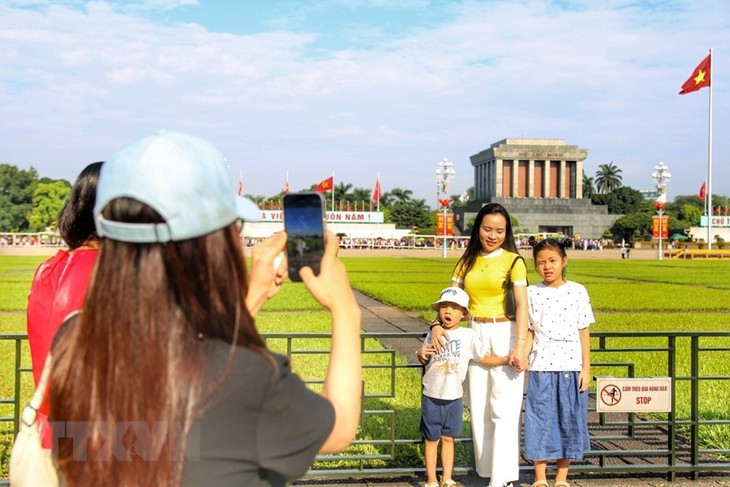 Người dân xếp hàng dài vào Lăng viếng Bác Hồ sáng 2/9 - Ảnh 6.