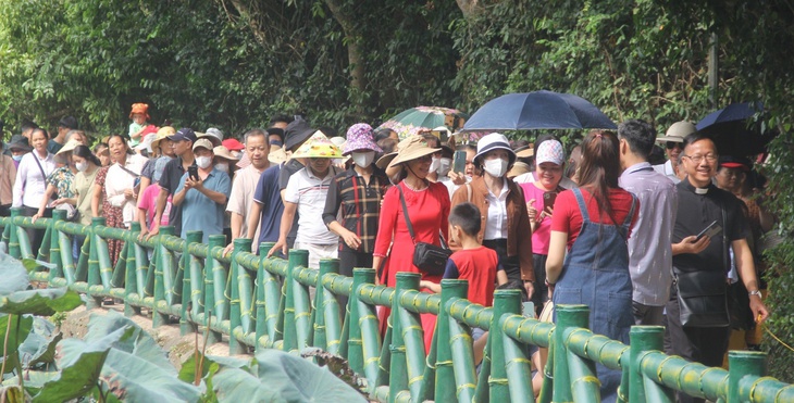Hàng vạn người dân hướng về quê Bác ngày Tết độc lập - Ảnh 1.