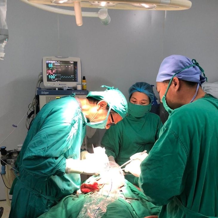 Người đàn ông ở Hà Tĩnh bị trâu húc rách mặt - Ảnh 1.