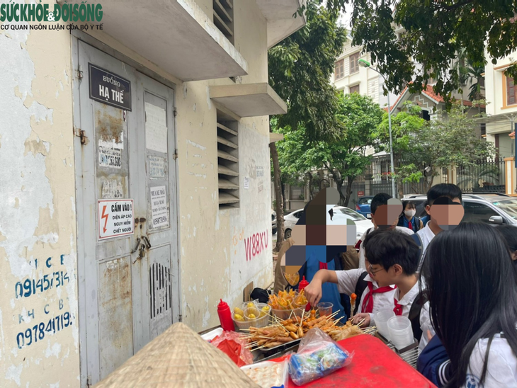 Nỗi lo mất vệ sinh ATTP vừa vào đầu năm học mới tại các quán bán đồ ăn vặt - Ảnh 2.