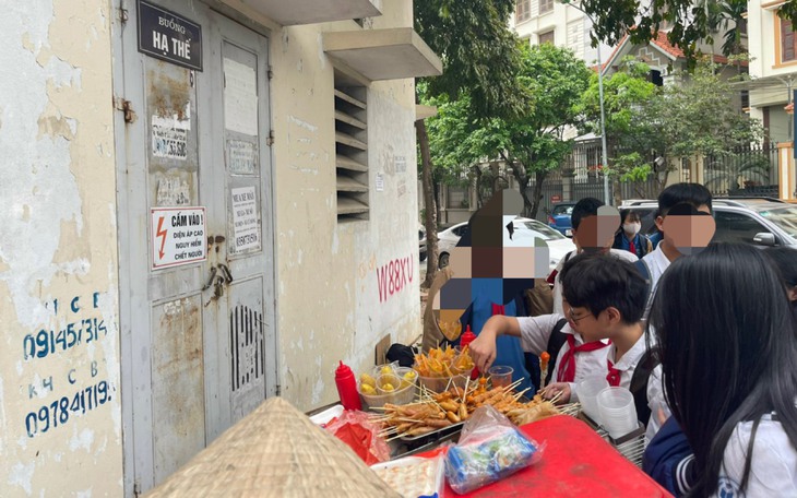 An toàn thực phẩm trước cổng trường học: Phụ huynh lo lắng, trẻ hồn nhiên ăn