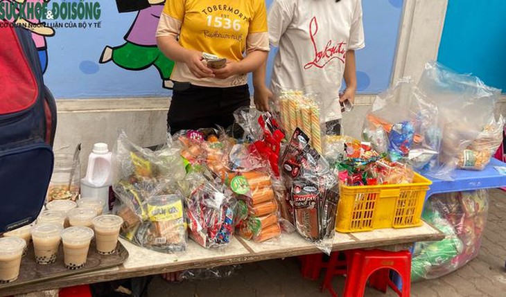 Nỗi lo mất vệ sinh ATTP vừa vào đầu năm học mới tại các quán bán đồ ăn vặt - Ảnh 4.
