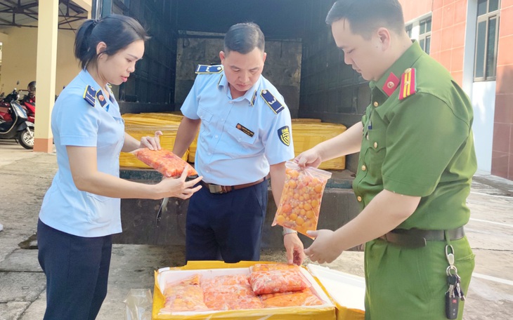Thu mua hơn 3 tạ lòng lợn bốc mùi hôi thối giá rẻ rồi tìm khách bán lại kiếm lời