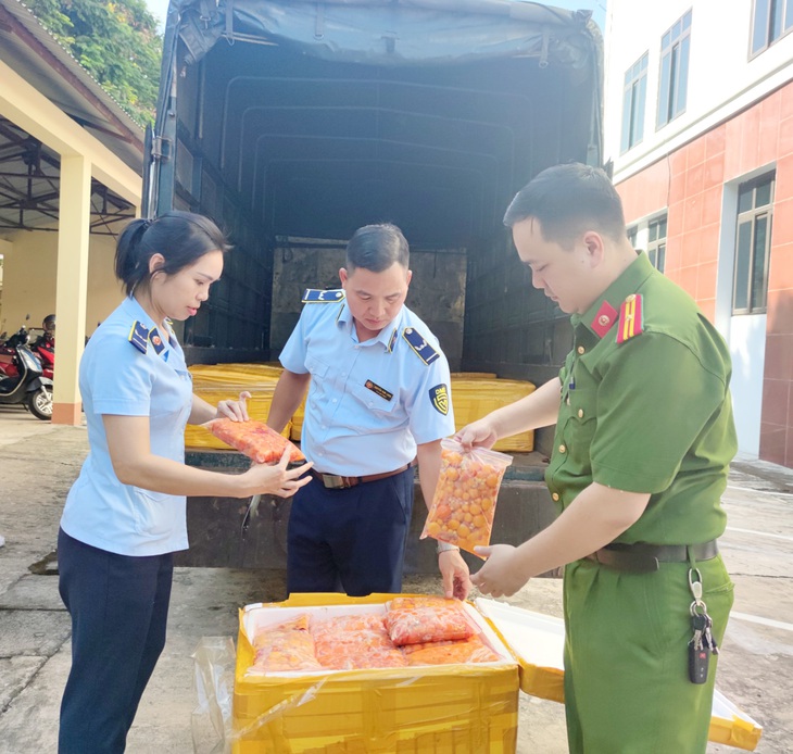 Thu mua hơn 3 tạ lòng lợn bốc mùi hôi thối giá rẻ rồi tìm khách bán lại kiếm lời - Ảnh 3.